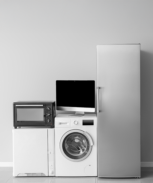 廃棄された電子機器の山