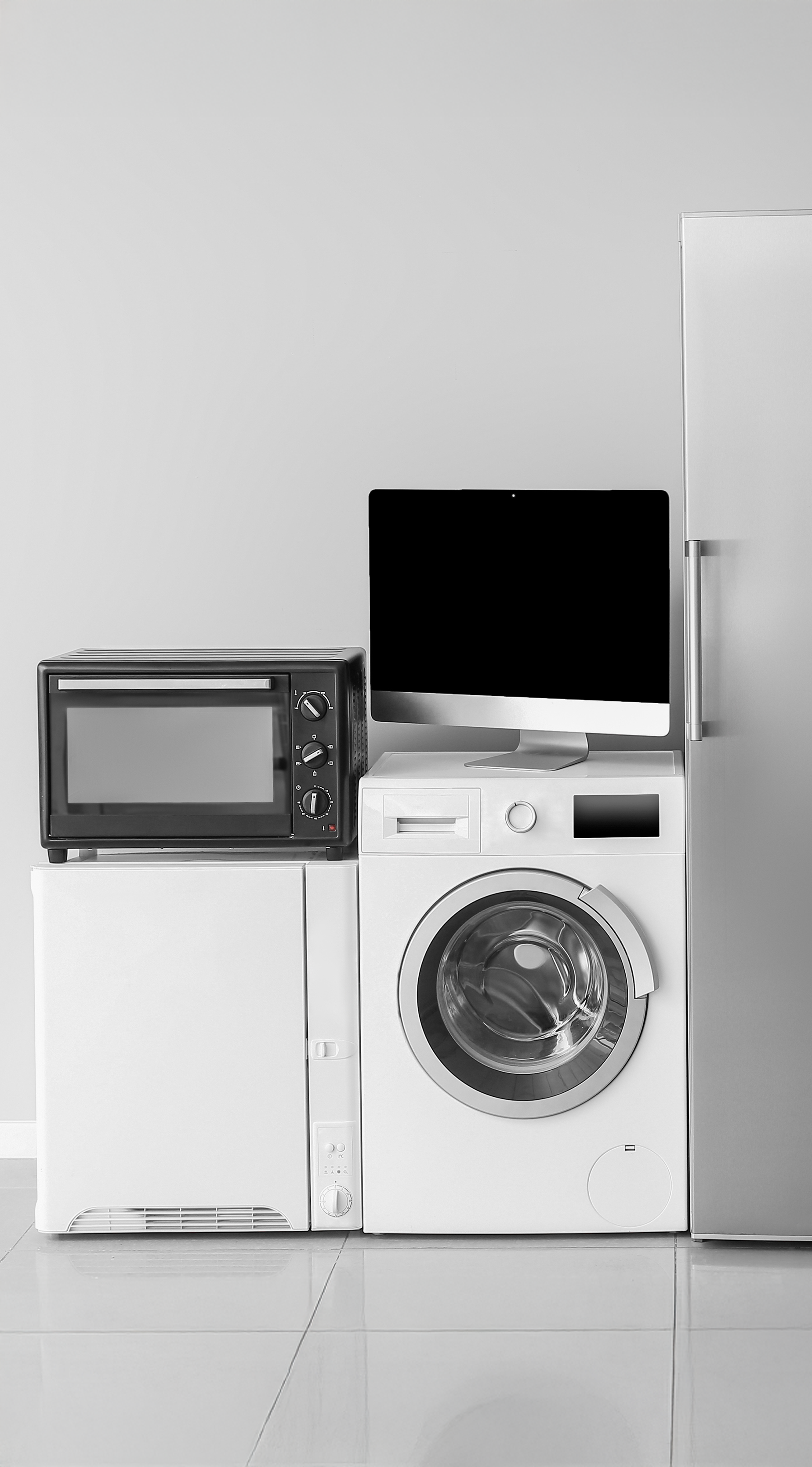 廃棄された電子機器の山